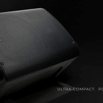 Coluna de som portátil preta Maverick MV12 com texto de características ao lado