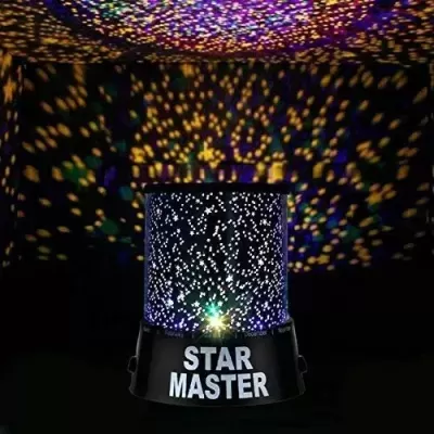 Lanterna projetora STAR MASTER a projetar padrões coloridos de luz num ambiente escuro