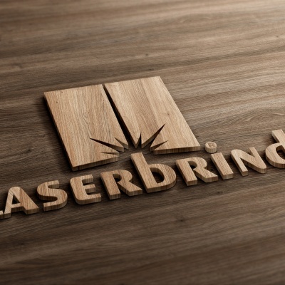 Logótipo LASERBRINDE em madeira com efeito de corte a laser