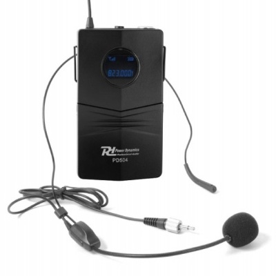 Transmissor sem fios preto com microfones e cabos em fundo branco.