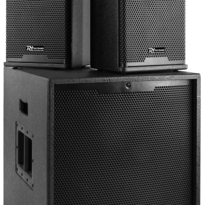 Sistema de colunas de som negras com subwoofer grande e dois altifalantes pequenos com grelhas metálicas e logotipos PR Power Dynamics