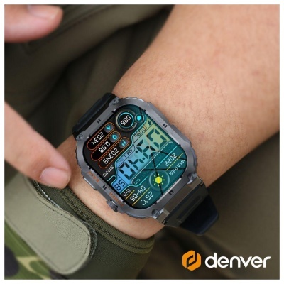 Relógio digital Denver com pulseira preta num pulso