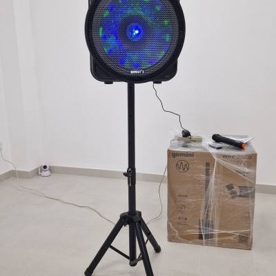 Coluna de som preta em tripé com luzes LED azuis, caixa 