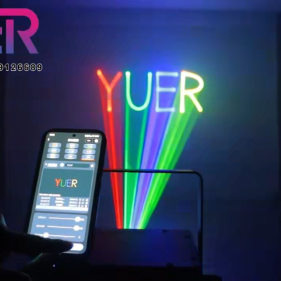 Projeção colorida do texto YUER numa parede com controlo por telemóvel