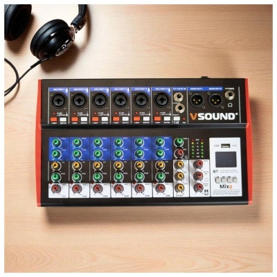 Mesa de mistura de áudio V SOUND Mix8 com vários botões coloridos e entradas, auscultadores pretos ao lado