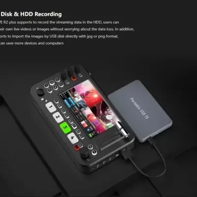 Dispositivo de gravação de streaming USB com disco rígido externo conectado em fundo preto