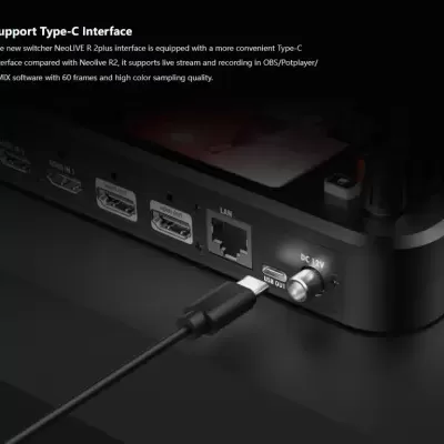 Dispositivo preto com múltiplas portas e cabo USB tipo C ligado