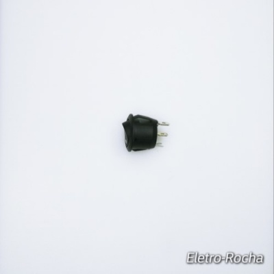 Produto elétrico preto pequeno com dois pinos em fundo branco.