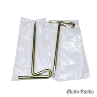 Dois pregos metálicos com ponta afiada e extremidades dobradas em sacos plásticos