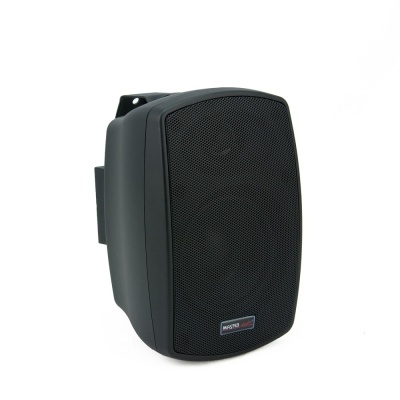 Coluna preta com suporte e etiqueta MASTEA Audio