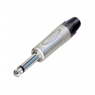 Conector áudio tipo jack mono prateado com cabo preto e texto NEUTRIK