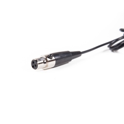 Cabo preto com conector XLR de metal e plástico preto com três pinos visíveis