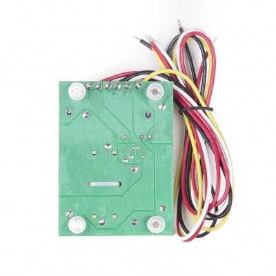 Placa eletrónica verde com fios coloridos organizados