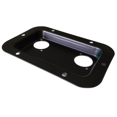 Placa retangular preta em metal com furos circulares