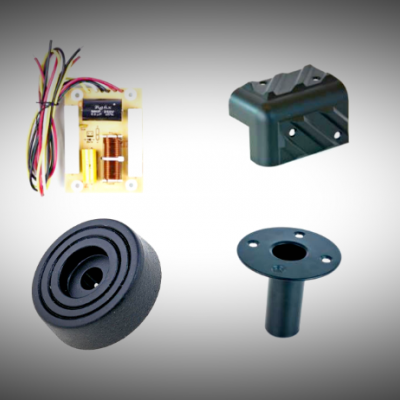 Componentes eletrónicos e acessórios em plástico preto sobre fundo branco