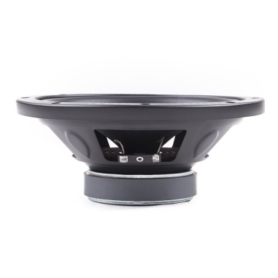 Coluna de som preta em fundo branco