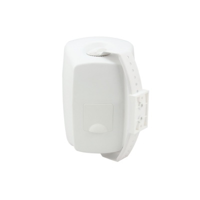 Dispositivo branco com pulseira ajustável em fundo branco