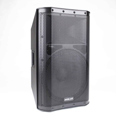 Coluna de som preta com grelha metálica perfurada e etiqueta Mascot Music