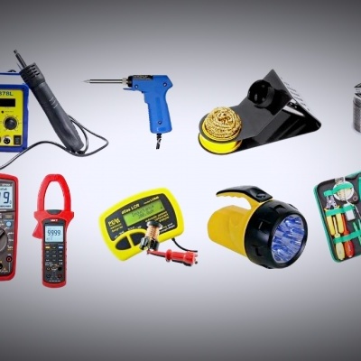 Conjunto de ferramentas e equipamentos eletrónicos sobre fundo branco