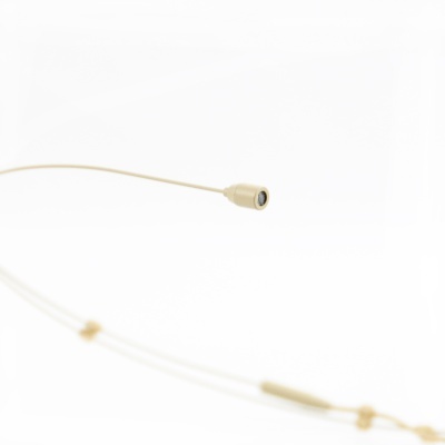 Microfone headset fino bege com cabo e conector pequenos sobre fundo branco