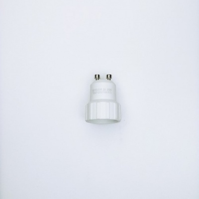 Adaptador de lâmpada GU10 branco com pinos metálicos