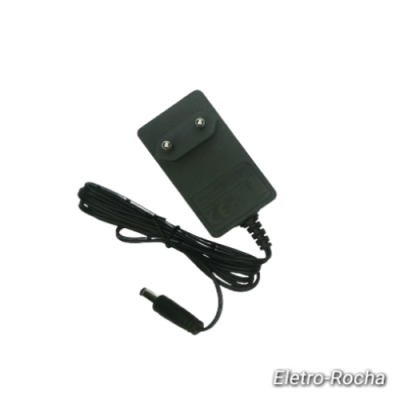Adaptador de corrente preto com ficha e cabo