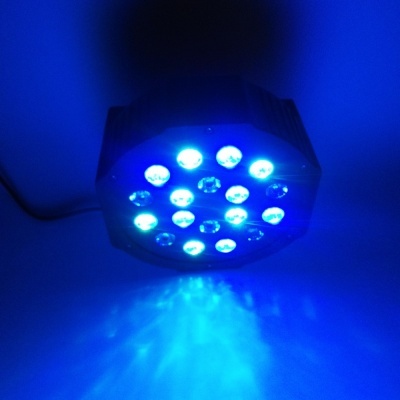 Luz LED azul redonda com vários LEDs acesos