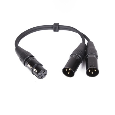 Cabo divisor de áudio XLR preto com um conector fêmea e dois conectores macho.