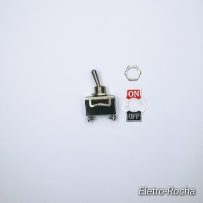 Interruptor de alavanca metálico preto com etiquetas ON e OFF em fundo branco