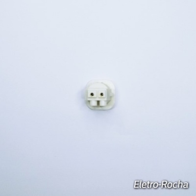 Conector elétrico branco com três pinos metálicos