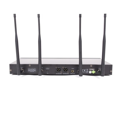 Receptor de áudio preto com quatro antenas e várias entradas e etiquetas