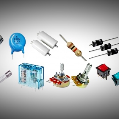 Componentes eletrónicos variados sobre fundo cinzento