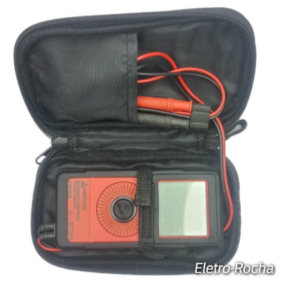 Multímetro digital vermelho e preto numa bolsa preta com cabos enrolados