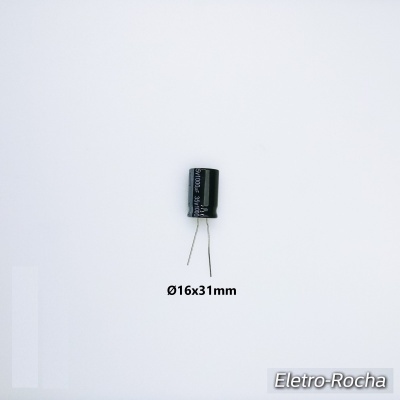 Condensador eletrolítico preto com ligações metálicas e medida Ø16x31mm