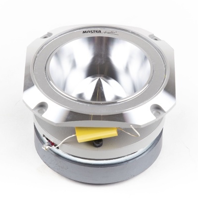 Componente eletrónico metálico cilíndrico com texto MASTER audio