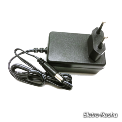 Carregador elétrico preto com ficha tipo europeu e cabo preto em fundo branco