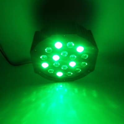 Luz LED octogonal com vários LEDs verdes acesos