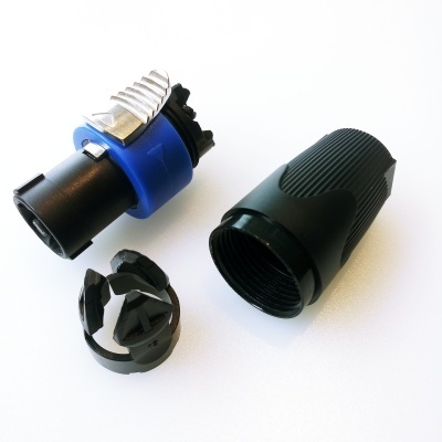 Três peças de plástico e metal para montagem, com cor preta, azul e detalhe metálico.