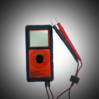 Multímetro digital portátil em preto e vermelho com duas sondas de teste