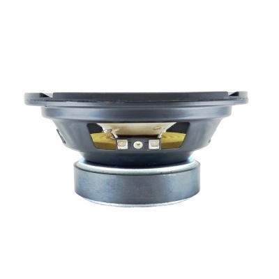 Coluna de altifalante preta com cone amarelo, vista lateral