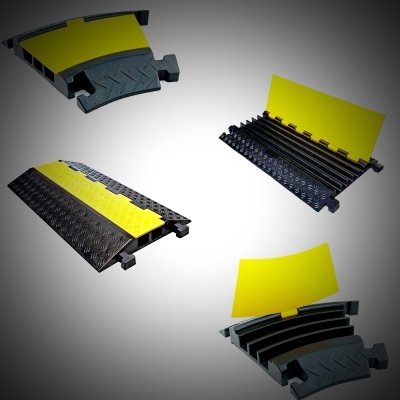 Módulos de proteção de cabos em plástico preto e amarelo com superfícies antiderrapantes.