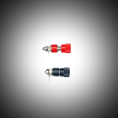 Terminais de ligação eléctricos vermelho e preto sobre fundo branco