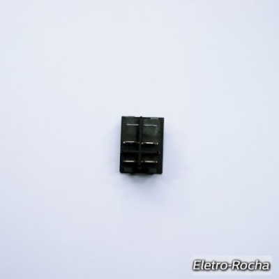 Conector elétrico preto com quatro terminais metálicos sobre fundo branco