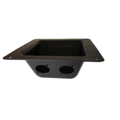 Recipiente quadrado preto de metal com orifícios e furação para fixação