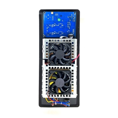 Componente eletrónico com dois ventiladores, fios coloridos e placa azul