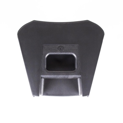 Peça preta plástica com acabamento tipo couro e forma trapezoidal