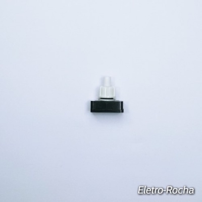 Pequeno dispositivo preto com botão branco translúcido sobre fundo branco