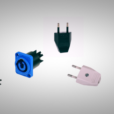 Adaptadores e conectores de energia elétrica variados sobre fundo cinza