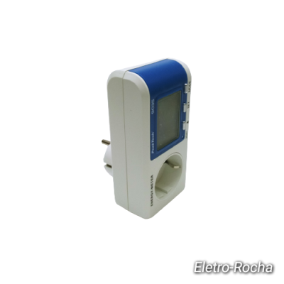 Medidor de consumo elétrico branco com visor digital azul e branco e ficha tipo europeu.
