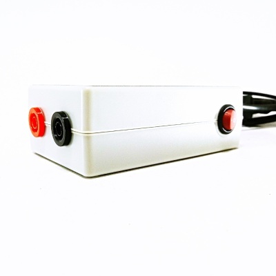 Caixa eletrónica branca com botões vermelho e preto